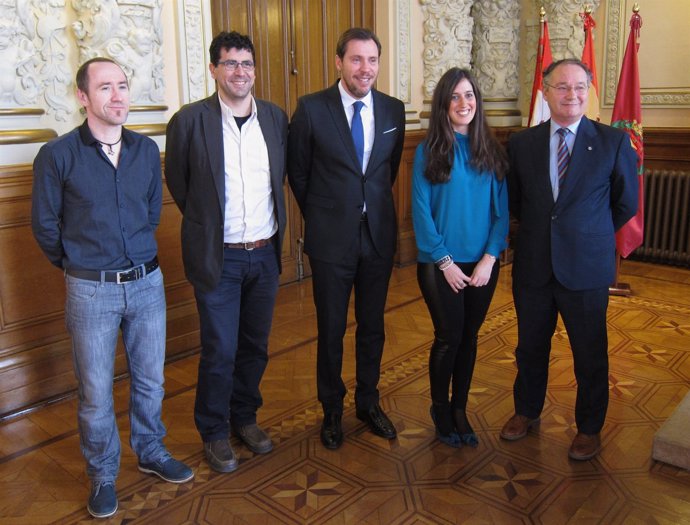 El alcalde de Valladolid y el concejal Alberto Bustos, con los médicos