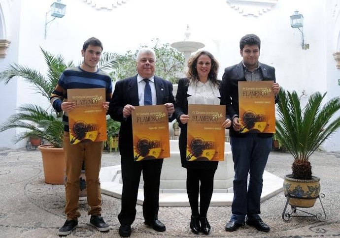 Barbero (centro) presenta el cartel del evento