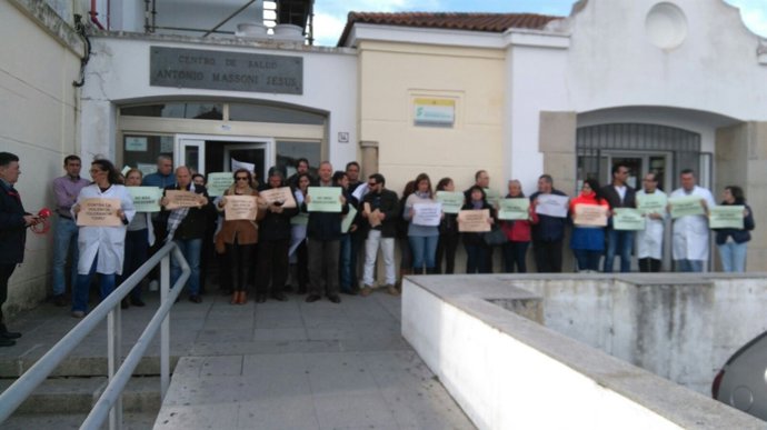 Sanitarios se concentran en el centro de salud de Ayamonte (Huelva). 