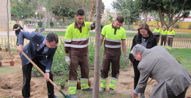 Plantación 'Árbol de la vida' con motivo del Día Mundial contra el Cáncer