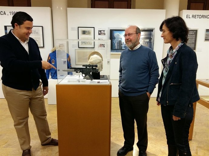 Rubén Jiménez posa con diversos objetos de 'El imperio contrataca'