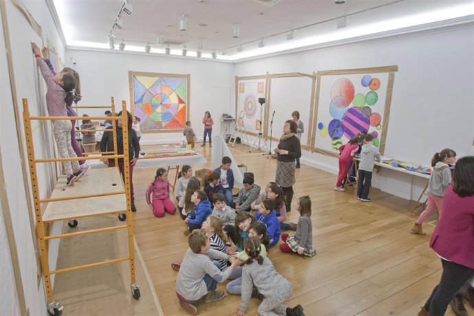 Somos Creativos, niños pintando obras. Educación. Cultura. Arte. 