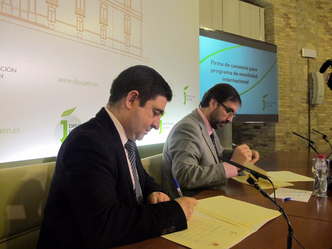 Firma del convenio entre la Diputación y la UJA