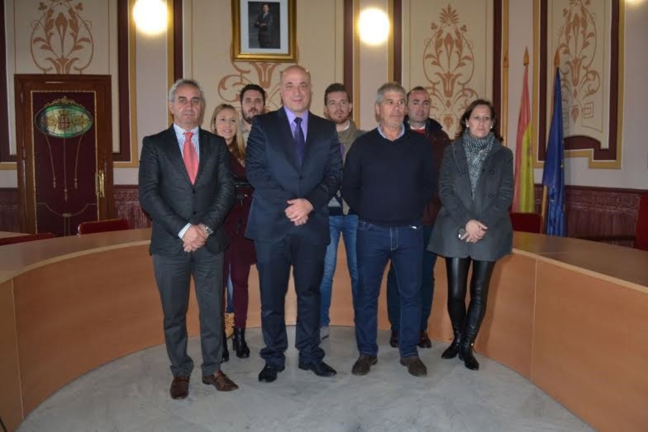 Antonio Ruiz (centro) durante el encuentro mantenido en Belmez