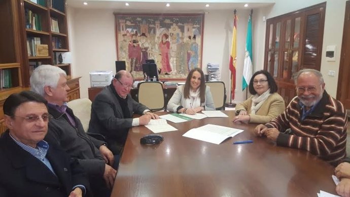 Ruiz (centro) firma el acuerdo de colaboración con 'La Tribu Educa'