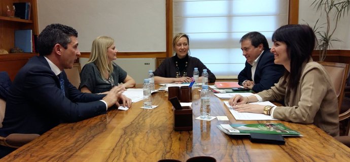 Marta Gastón mantiene un encuentro con representantes de ATA Aragón.