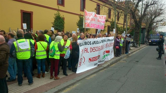 Protesta de la plantilla en defensa de sus complementos.