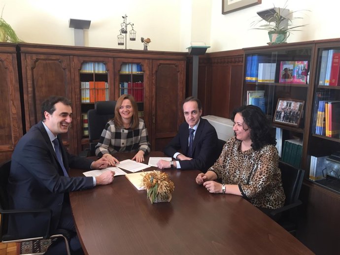 Reunión para la cesión de la finca de Tinón