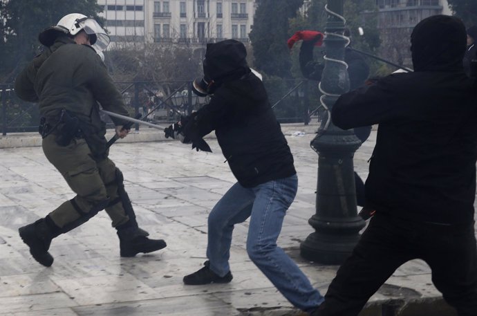 Enfrentamiento entre manifestantes y policías en Atenas