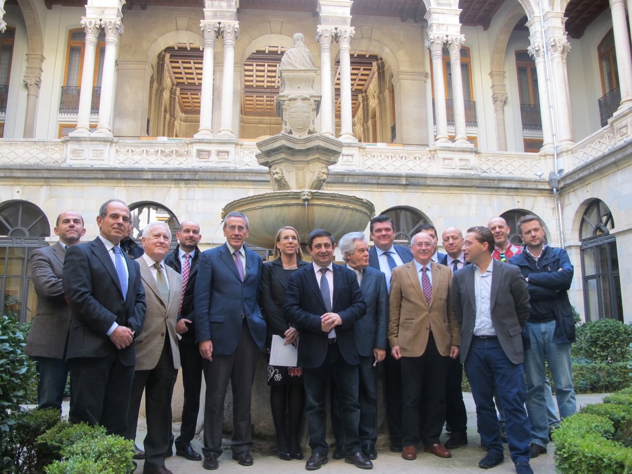 Foto de familia tras la firma del convenio entre Estrategias y BMN-CajaGranada.