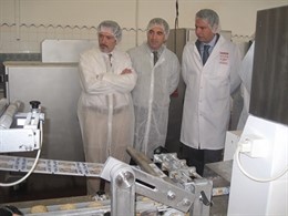 De la Torre (c) conoce las instalaciones de Chocolate y Trufa SLU.