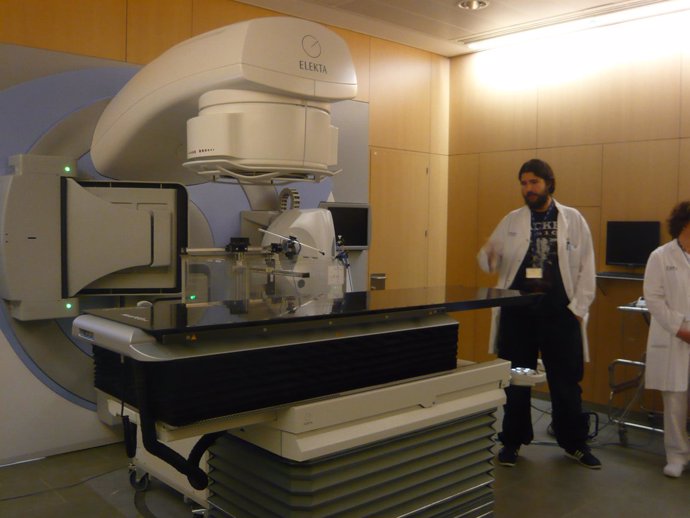 Equipo de radioterapia en el Hospital de Terrassa