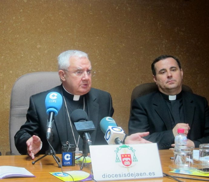 El obispo de Jaén, Ramón del Hoyo (i), junto a Antonio Garrido.