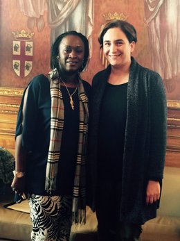 La alcaldesa Ada Colau con la activista congoleña Caddy Adzuba