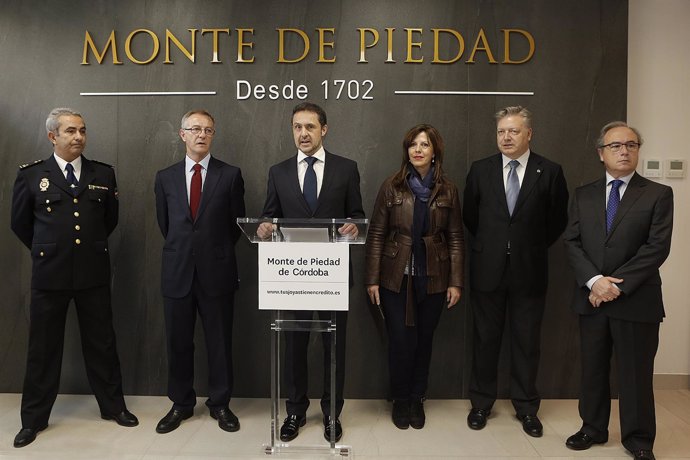 Gil (centro) inaugura la oficina de Monte de Piedad en Córdoba