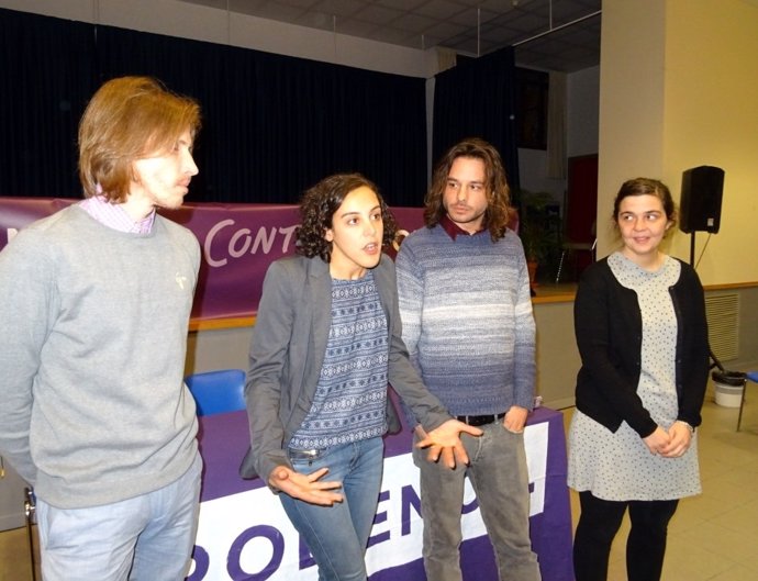 Fernández, junto a parlamentarios de Podemos