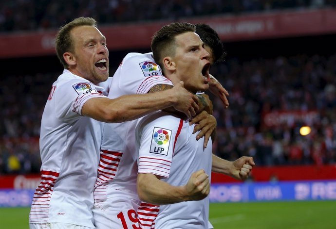 Kevin Gameiro y Krohn Dheli celebran un gol del Sevilla