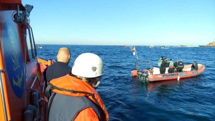 Salvamento Maritimo busca a los dos marineros desaparecidos en Cíes