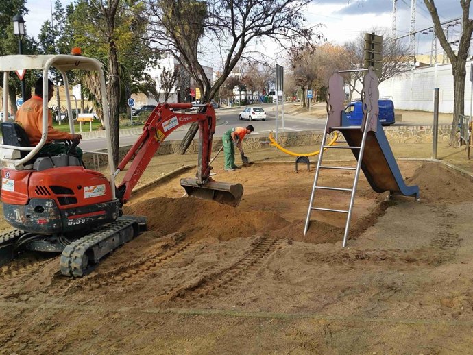 Inicio de las obras en parques infantiles en Carmona