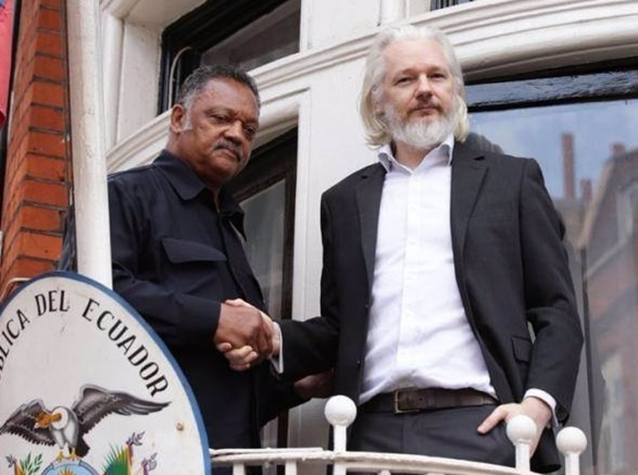 Julian Assange recibe la visita de Jesse Jackson 