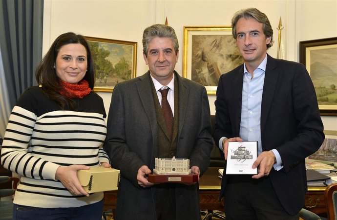 De la Serna y Díaz con el nieto del autor de la grabación