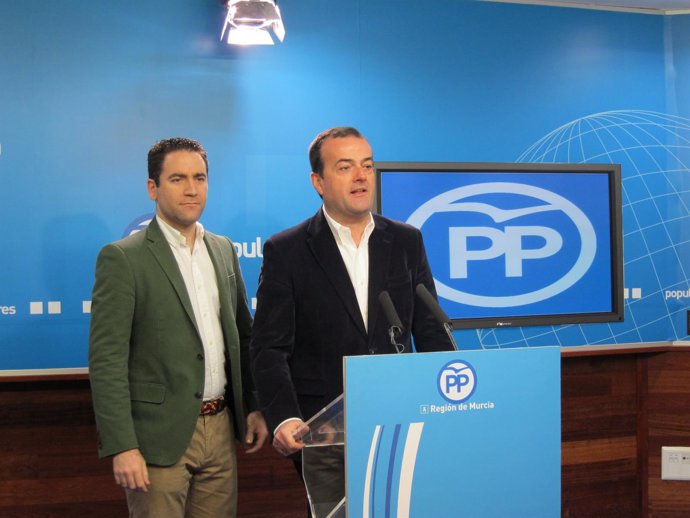El portavoz del PP regional, Javier Iniesta, junto al diputado Teodoro García