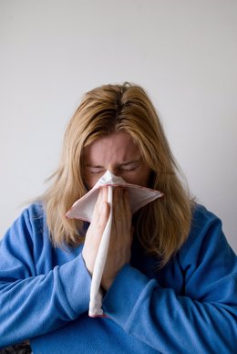 Mujer con gripe, resfriado