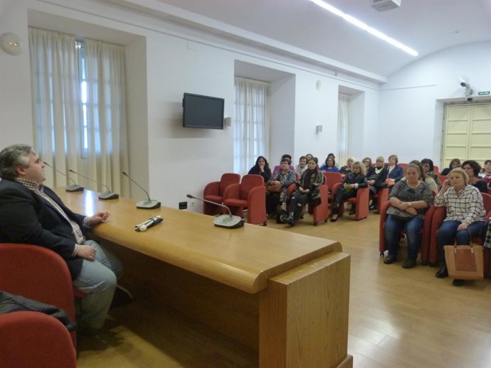 Bolado se reúne con trabajadoras de atención a la dependencia