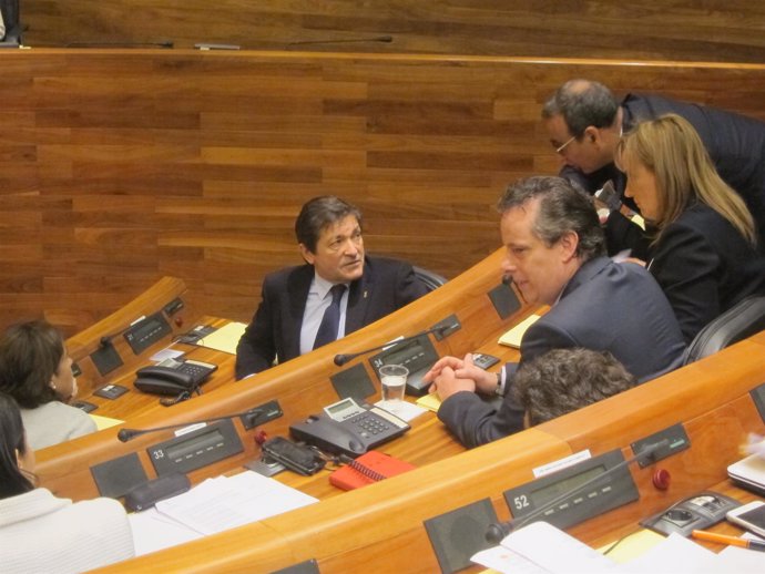 Javier Fernández hablando con Fernando Lastra en la Junta, PSOE
