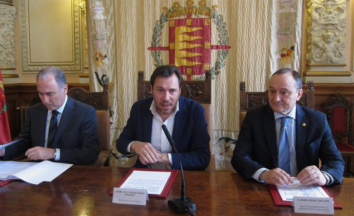 El concejal Antonio Gato, Óscar Puente, y el rector de la UVA, Daniel Miguel