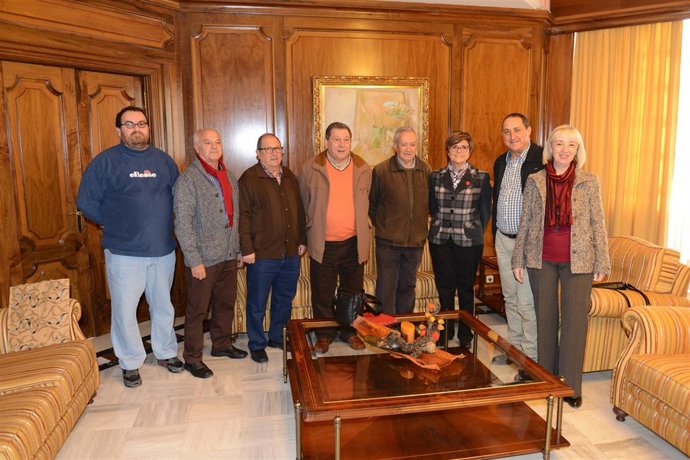 Imagen de los miembros de la plataforma con la presidenta de la Asamblea