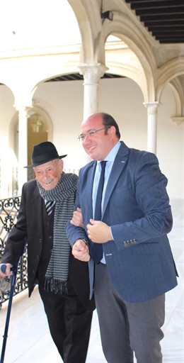 El presidente de la Comunidad recibe al 'tío Juan Rita'