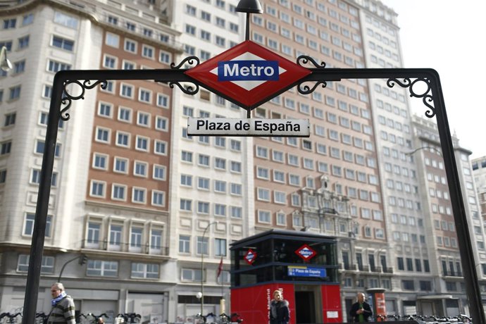 Edificio España, Metro Plaza España