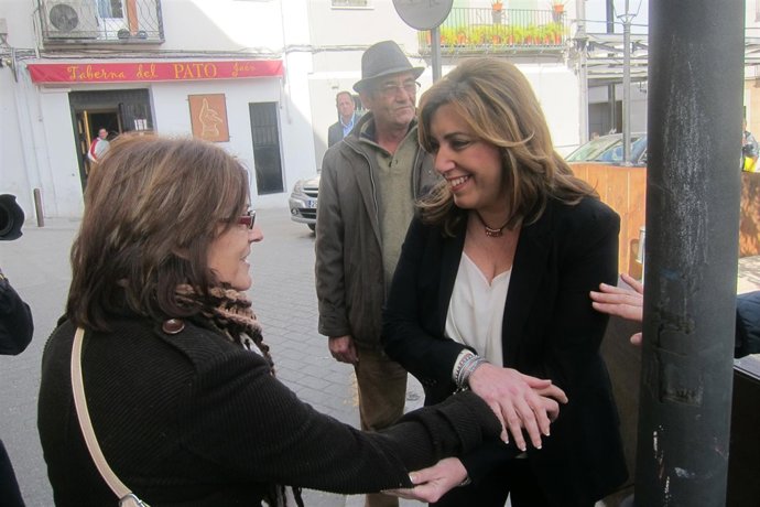 Susana Díaz saludando a su llegada al acto