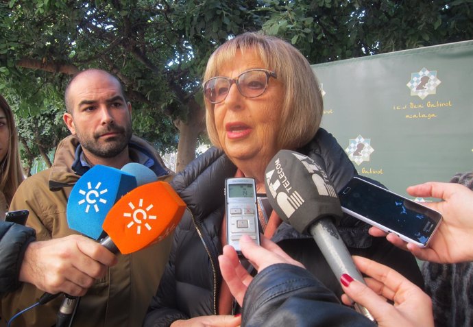 Adelaida de la Calle atiende a los periodistas 