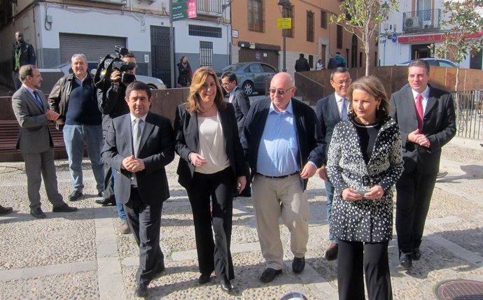 Susana Díaz (2i), a su llegada al Centro Cultural Baños Árabes
