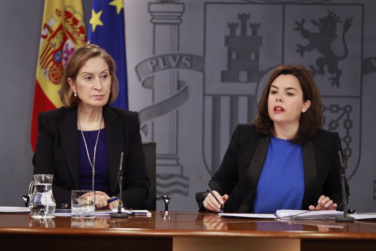 Ana Pastor y Soraya Sáenz de Santamaría tras el Consejo de Ministros