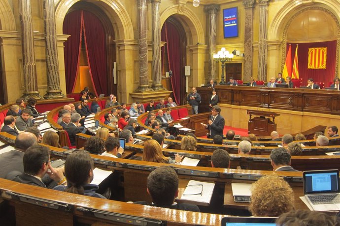 El presidente de la Generalitat, Carles Puigdemont, responde a preguntas parlame