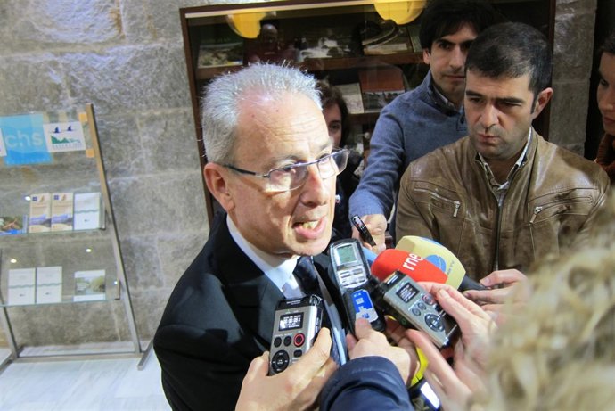 Miguel Ángel Ródenas (CHS) atiende a los medios antes de la Junta de Gobierno