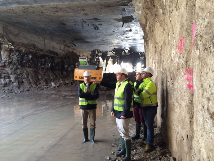 Huertas visita la obra de soterramiento del acceso al puerto de Garrucha