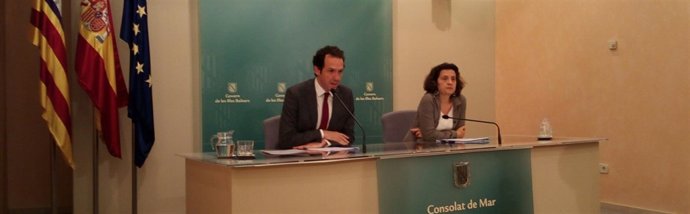 El portavoz del Govern, Marc Pons, y la consellera Fina Santiago