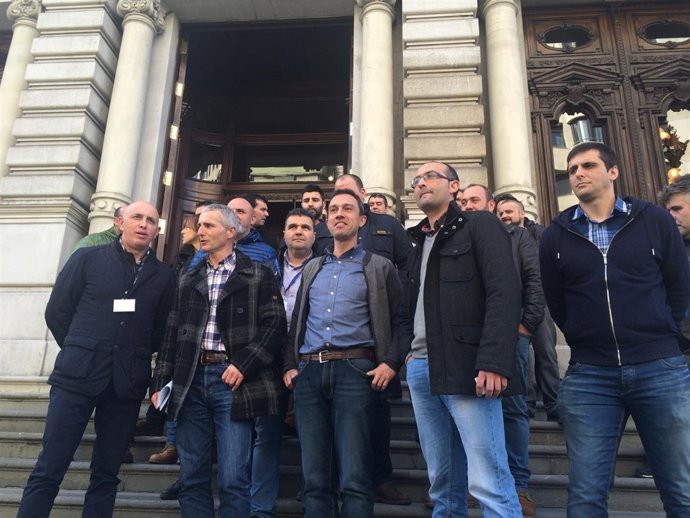 Los representantes mineros, delante del edificio de la Junta. 