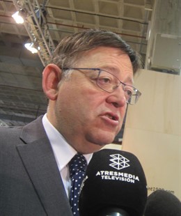 Ximo Puig haciendo declaraciones a los periodistas 