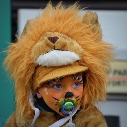 Niño disfrazado de león