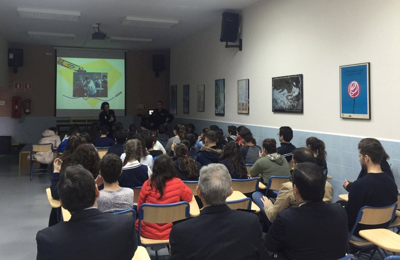 Plan Director Policía con Junta para mejorar convivencia en colegios institutos