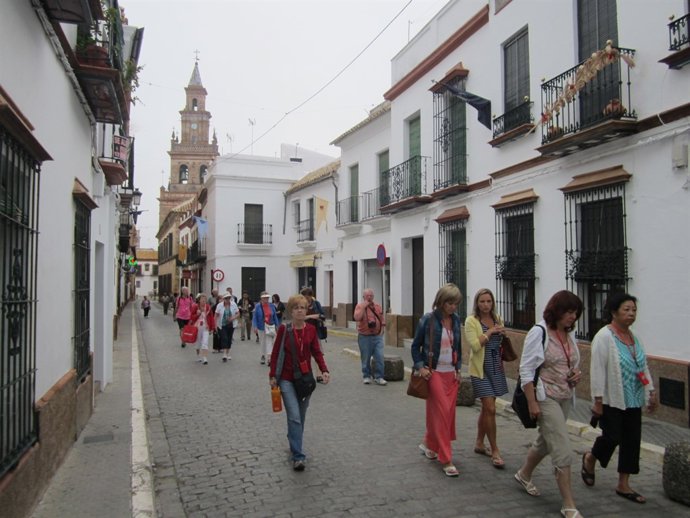 Turistas visitan Carmona