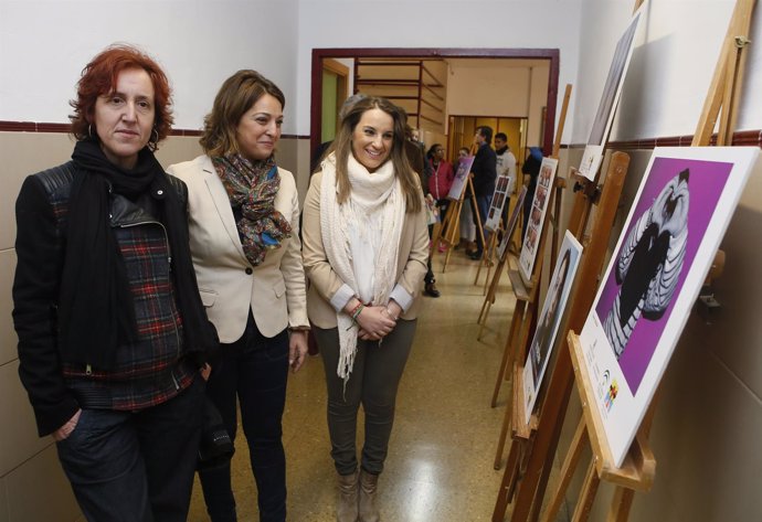 La alcaldesa de Córdoba y la delegada territorial de Educación en la exposición