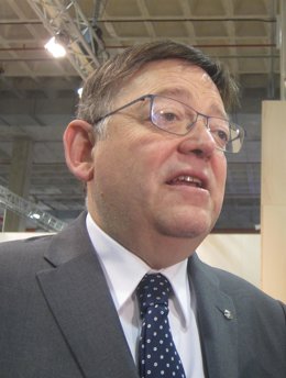 Ximo Puig atendiendo a los medios de comunicación