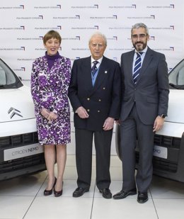 Representantes de PSA Peuget con el presidente del club Rotary Madrid