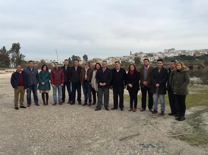 Zurera (centro) asiste a la presentación del Ecomercado